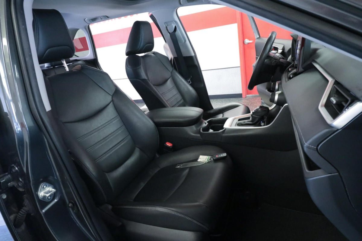Used 2020 Toyota RAV4 XLE Premium FWD image 25