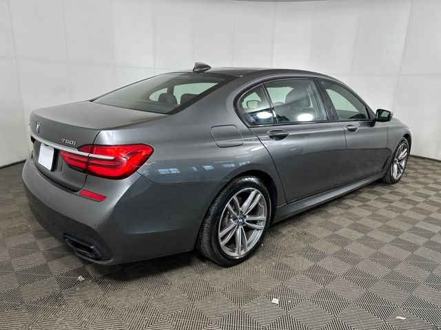 Used 2017 BMW 750i xDrive image 3