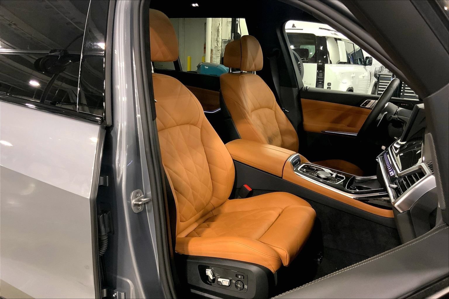 Used 2026 BMW X7 xDrive40i w/ M Sport Package AWD/4WD image 8