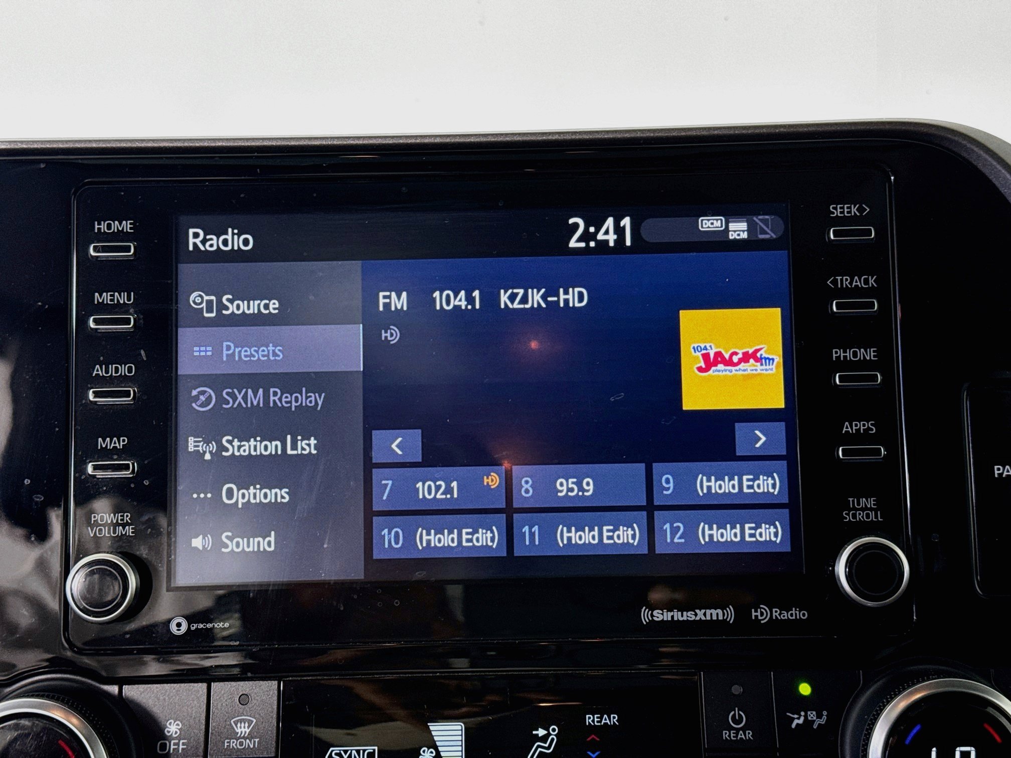Used 2022 Toyota Highlander XLE AWD/4WD image 14