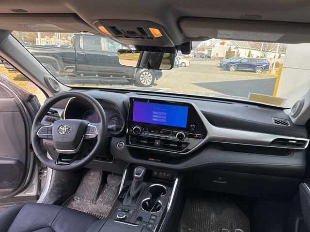 Used 2025 Toyota Highlander Platinum image 33