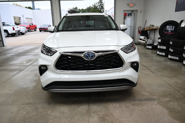 Used 2022 Toyota Highlander Platinum AWD/4WD image 2