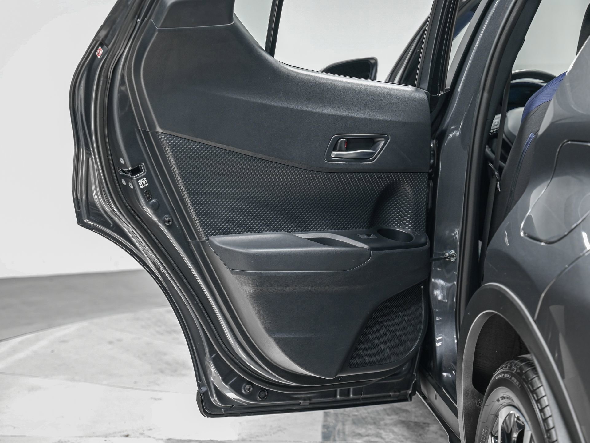 Used 2022 Toyota C-HR XLE image 25