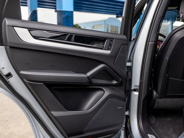 Used 2025 Porsche Cayenne image 31