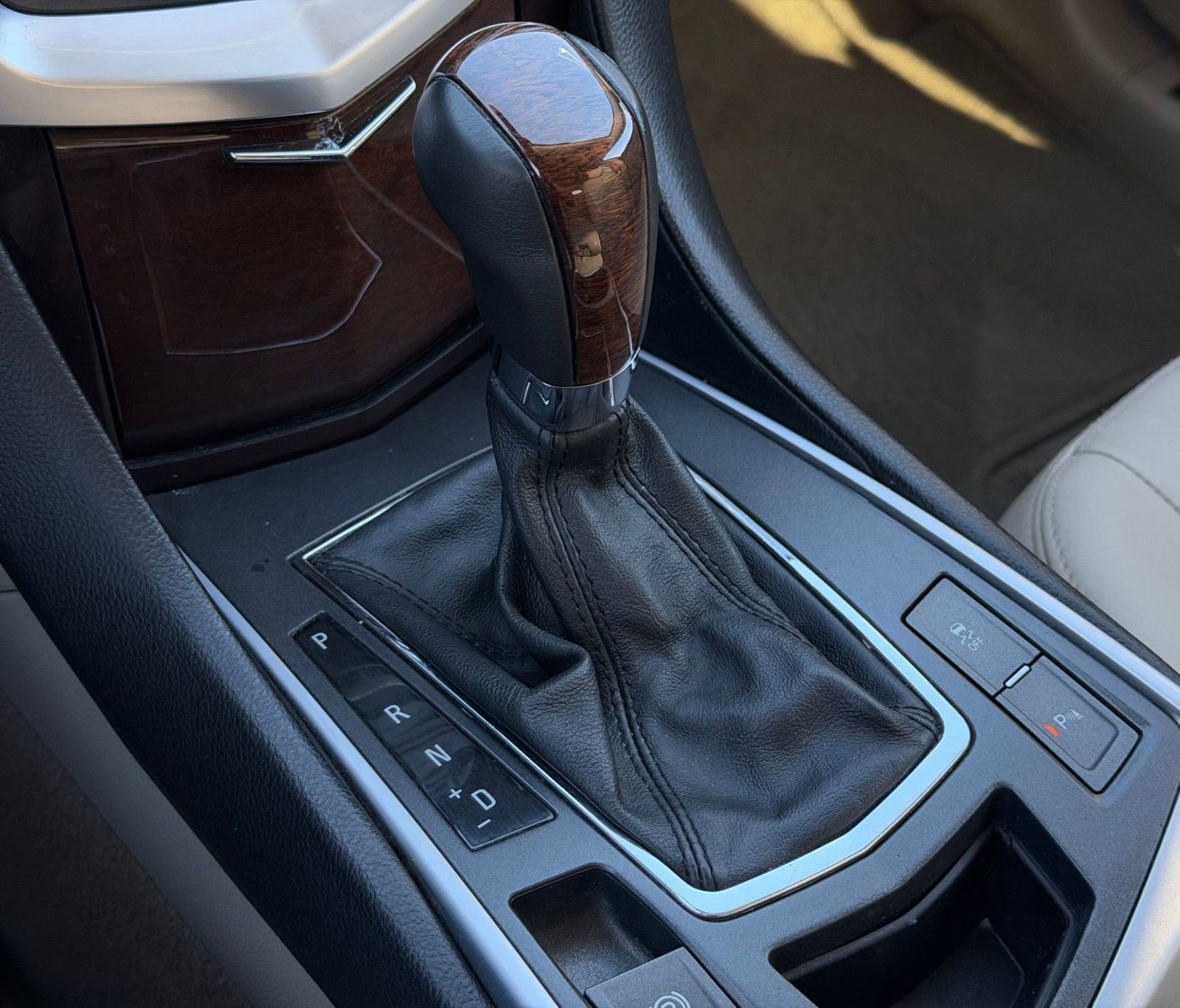 Used 2011 Cadillac SRX Luxury image 16