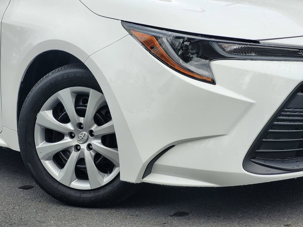 Used 2025 Toyota Corolla LE w/ Convenience Package FWD image 4