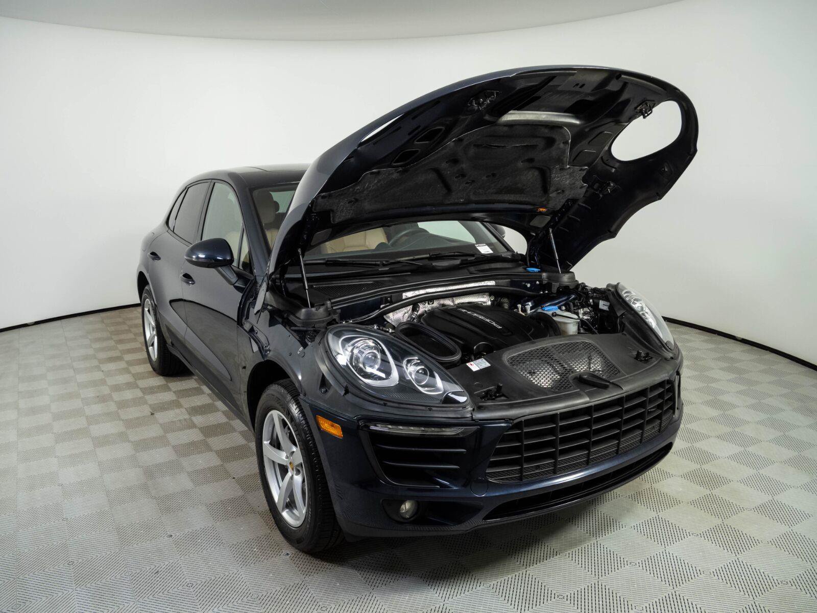 Used 2018 Porsche Macan AWD/4WD image 31