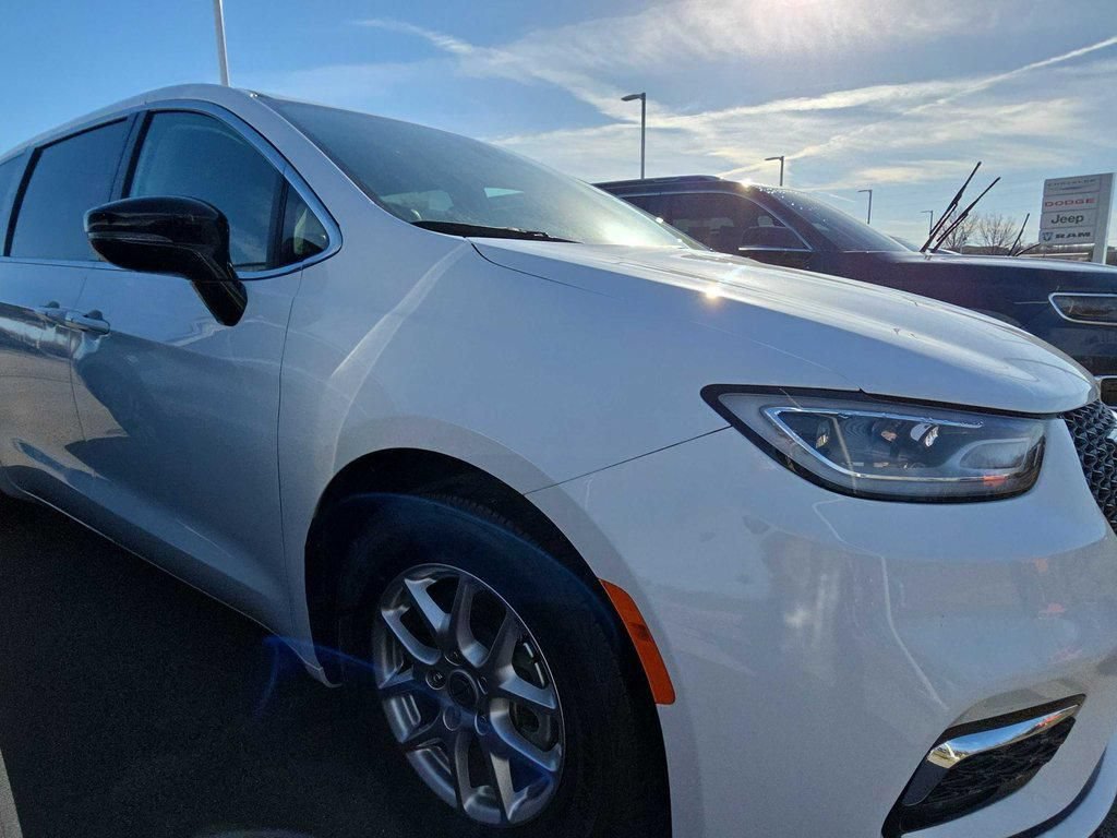 Used 2024 Chrysler Pacifica Touring-L FWD image 3
