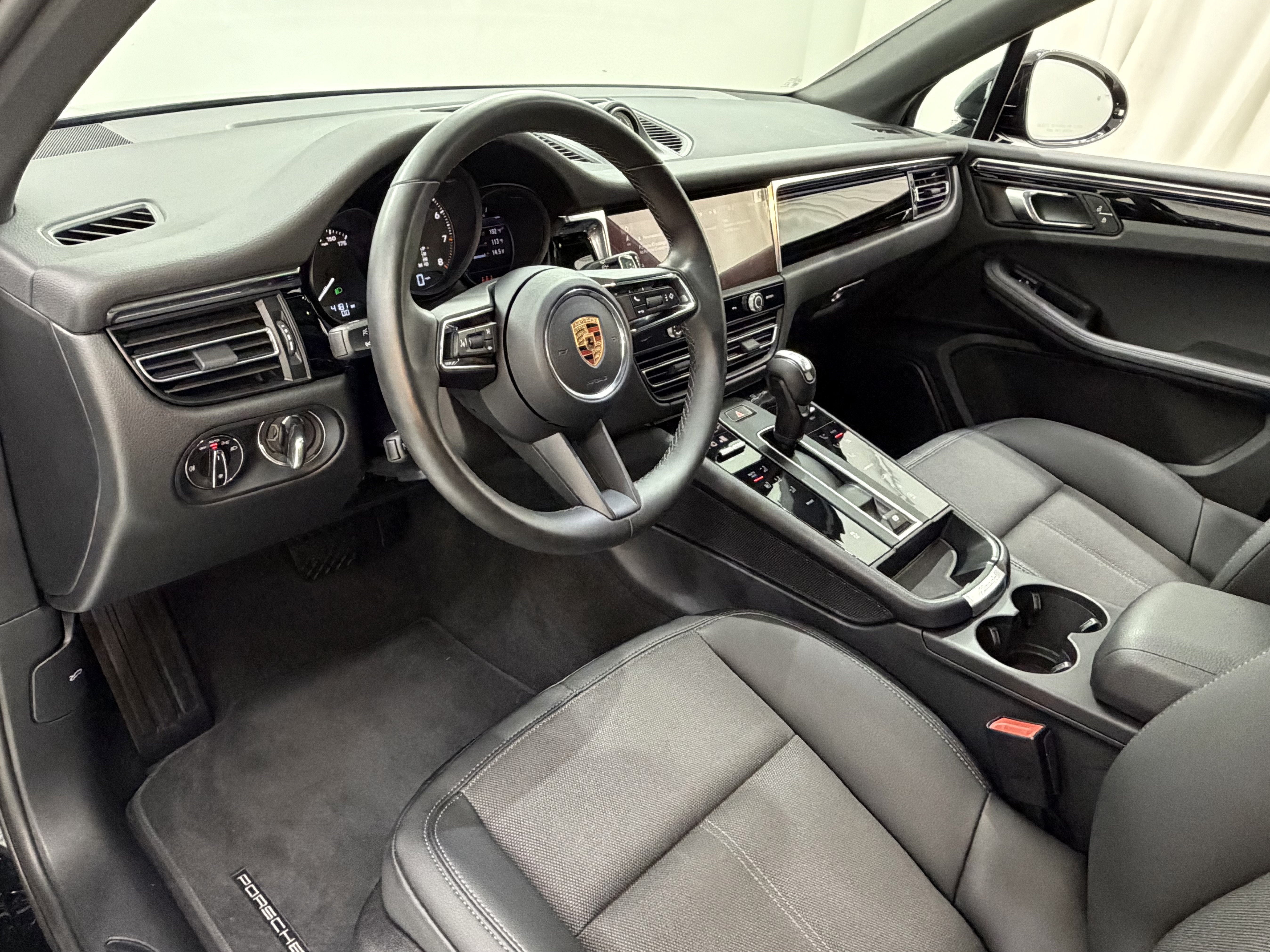 Certified 2026 Porsche Macan AWD/4WD image 25