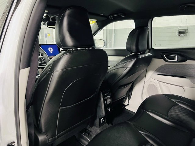 Used 2024 Jeep Compass Latitude image 23