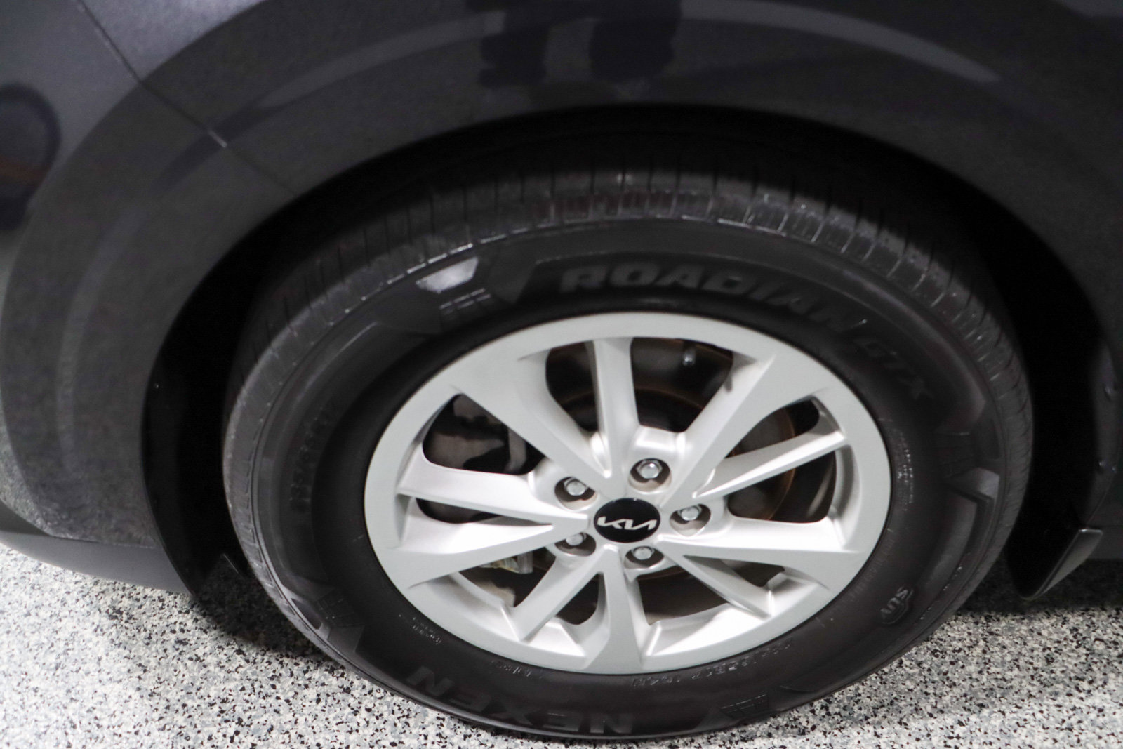 Used 2024 Kia Carnival LX image 11