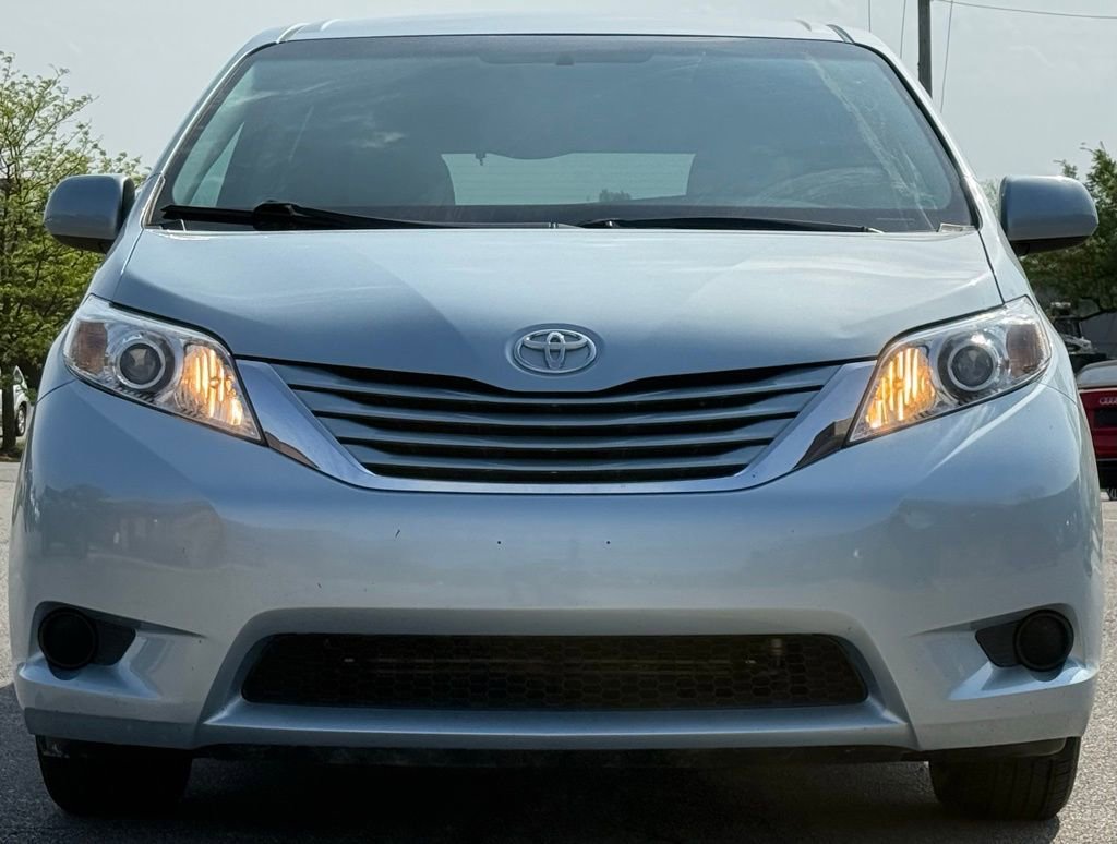 Used 2017 Toyota Sienna LE image 9