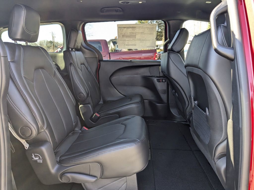 New 2025 Chrysler Voyager LX image 24