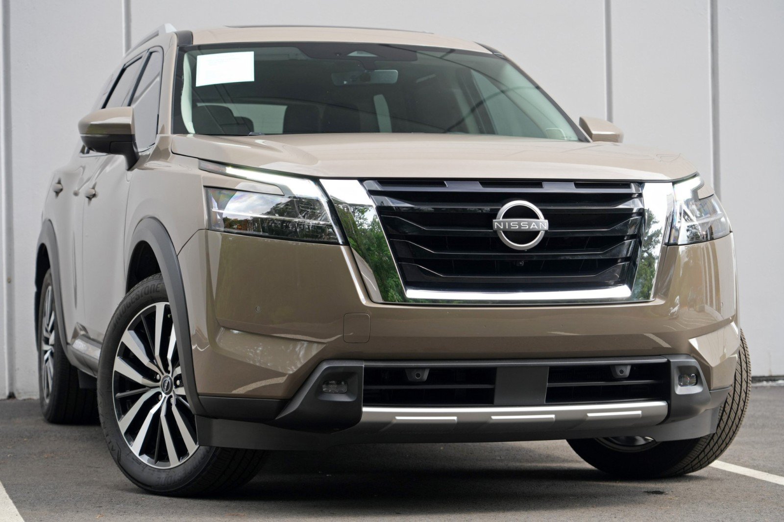 Used 2024 Nissan Pathfinder Platinum FWD image 2