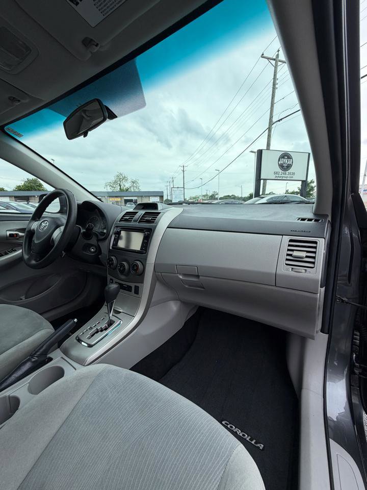 Used 2013 Toyota Corolla LE image 18
