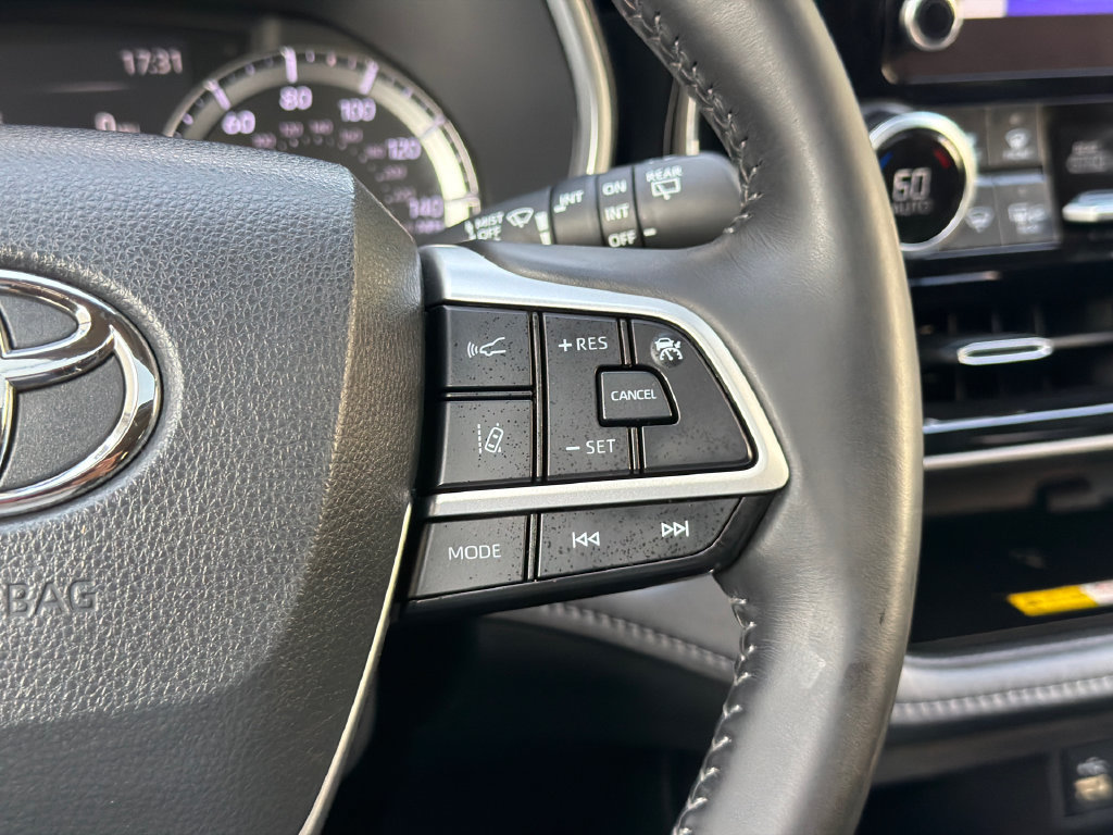 Used 2023 Toyota Highlander XLE FWD image 22