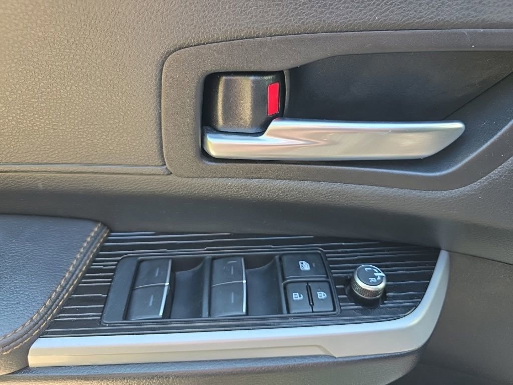 Used 2025 Toyota Sienna XLE Woodland Edition image 24