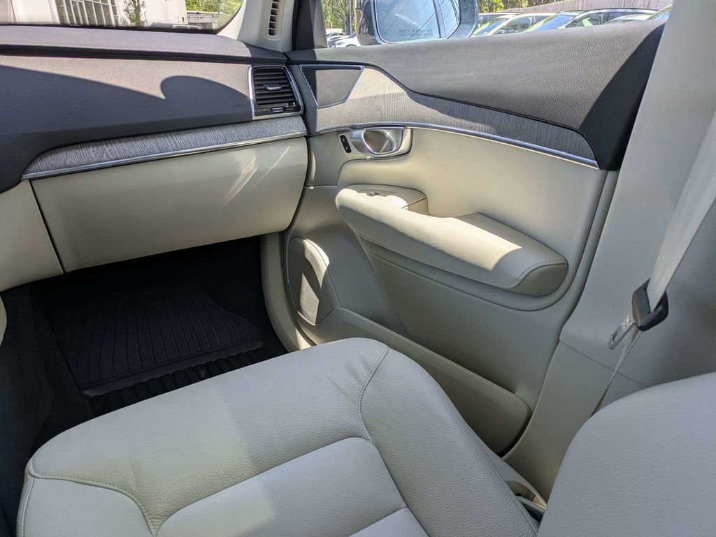 Used 2025 Volvo XC90 B6 Plus w/ Protection Package Premier image 23