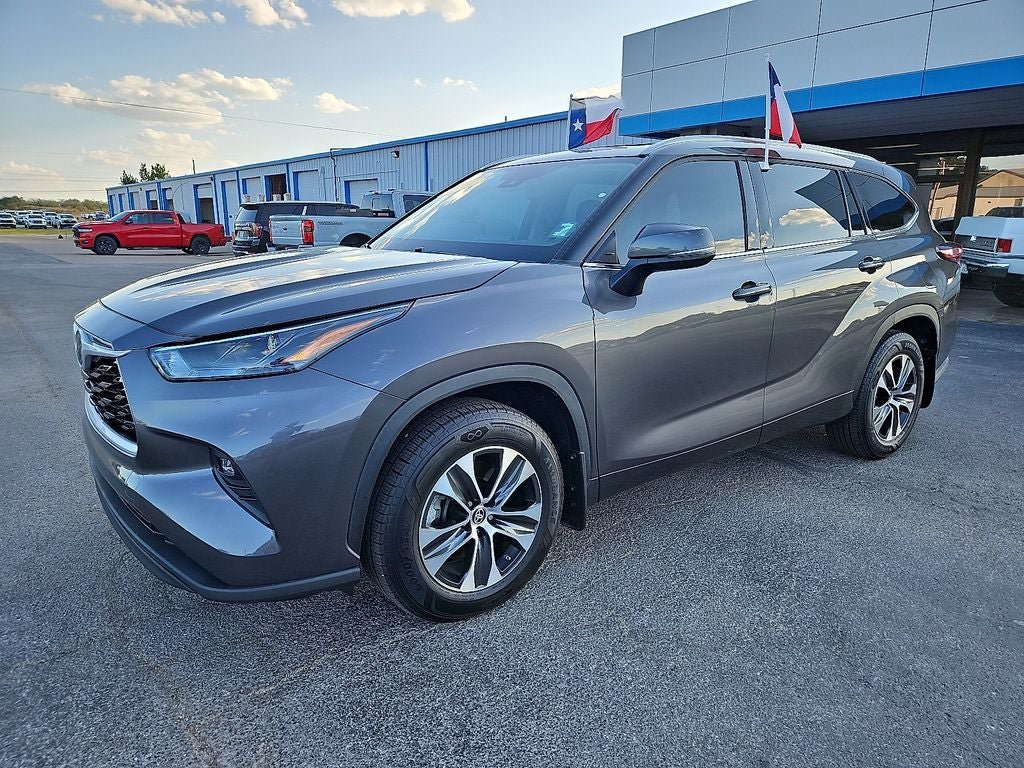 Used 2022 Toyota Highlander XLE FWD image 2