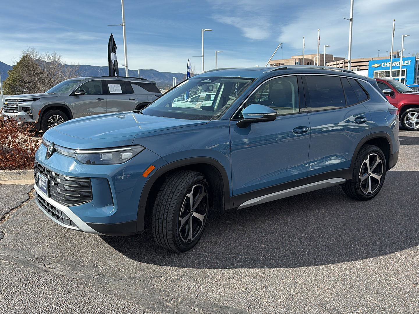 Used 2025 Volkswagen Tiguan SE image 3