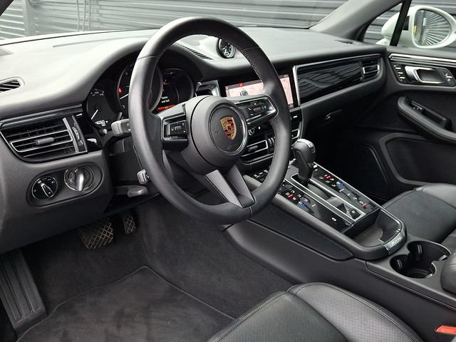 Certified 2024 Porsche Macan AWD/4WD image 4