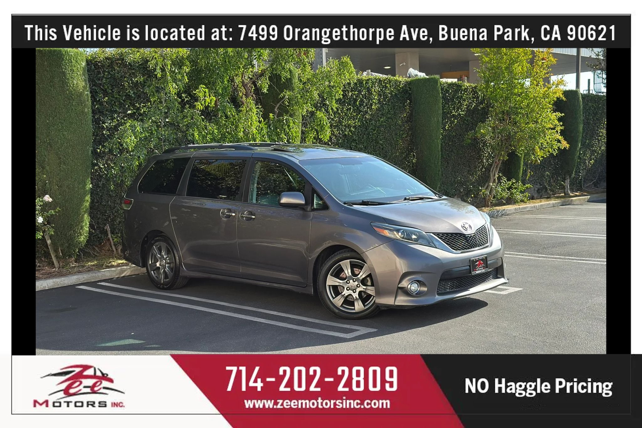 Used 2017 Toyota Sienna SE Premium w/ Cargo Management Package FWD image 2