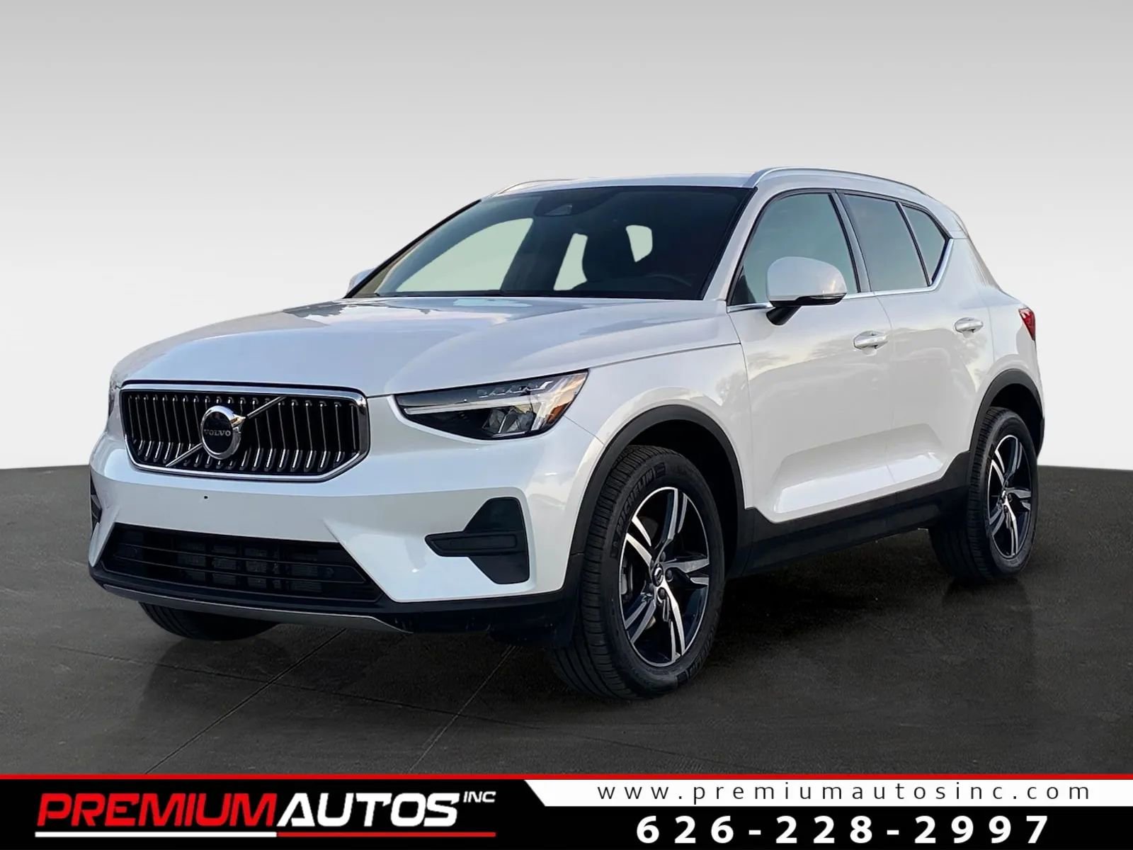 Used 2025 Volvo XC40 B5 Core image 1