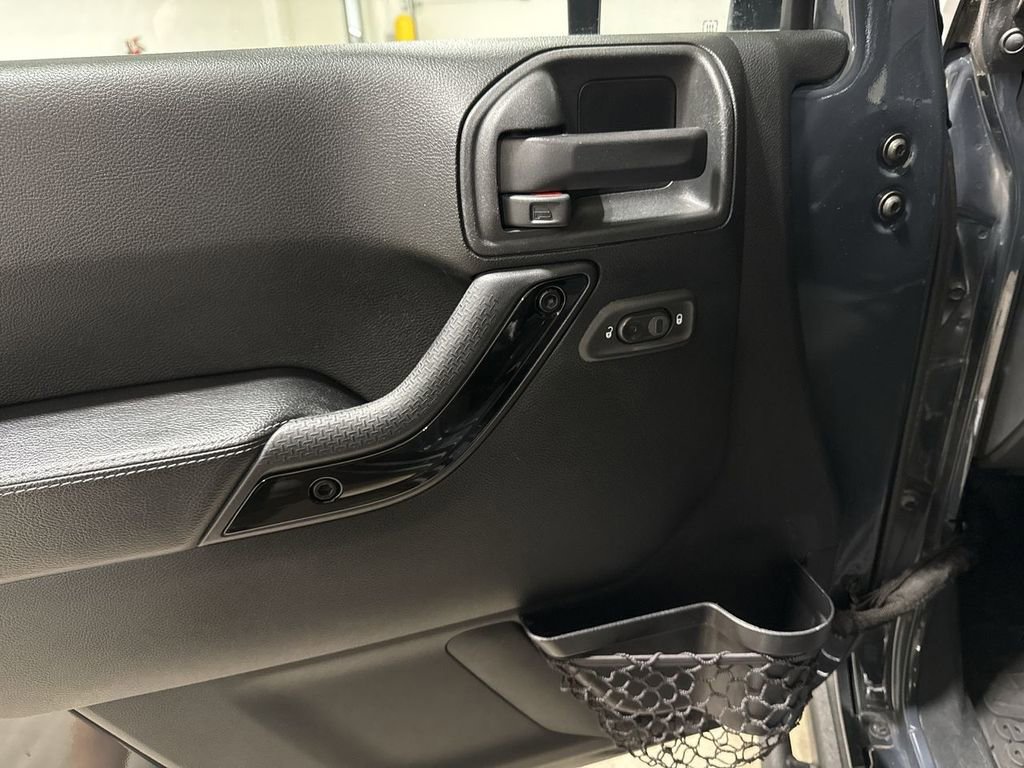 Used 2017 Jeep Wrangler Unlimited Sahara AWD/4WD image 19