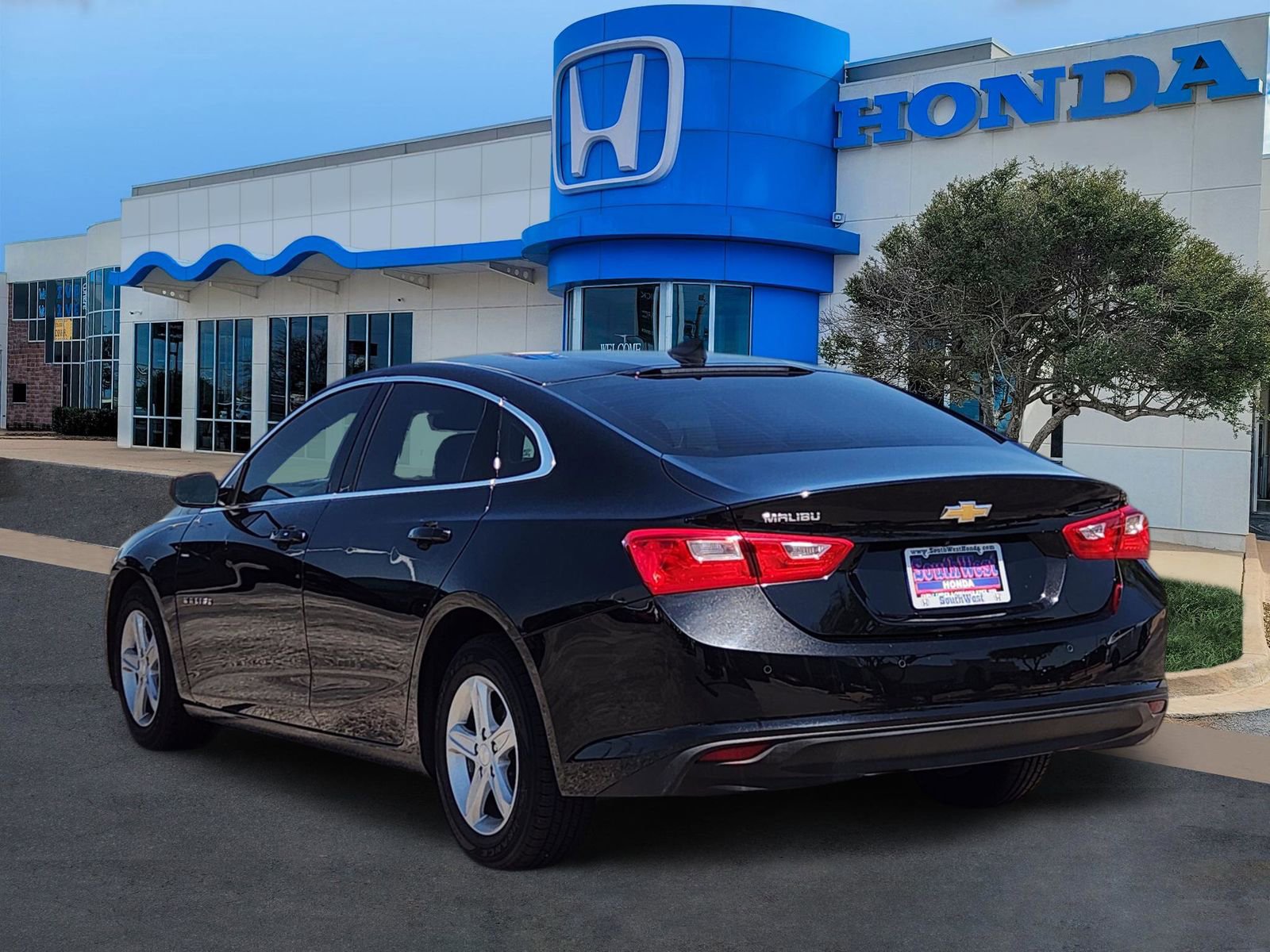 Used 2025 Chevrolet Malibu LS w/ Driver Confidence Package FWD image 4