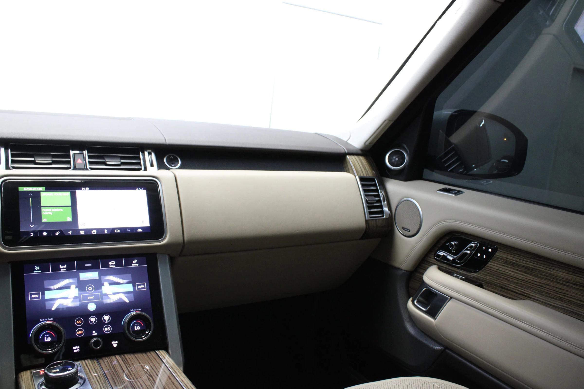 Used 2019 Land Rover Range Rover HSE image 17