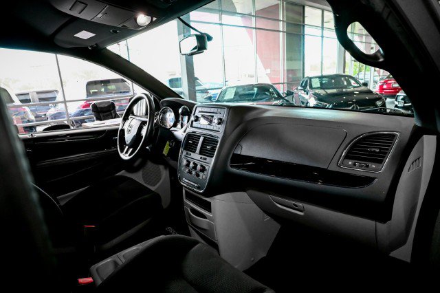 Used 2017 Dodge Grand Caravan SE FWD image 26