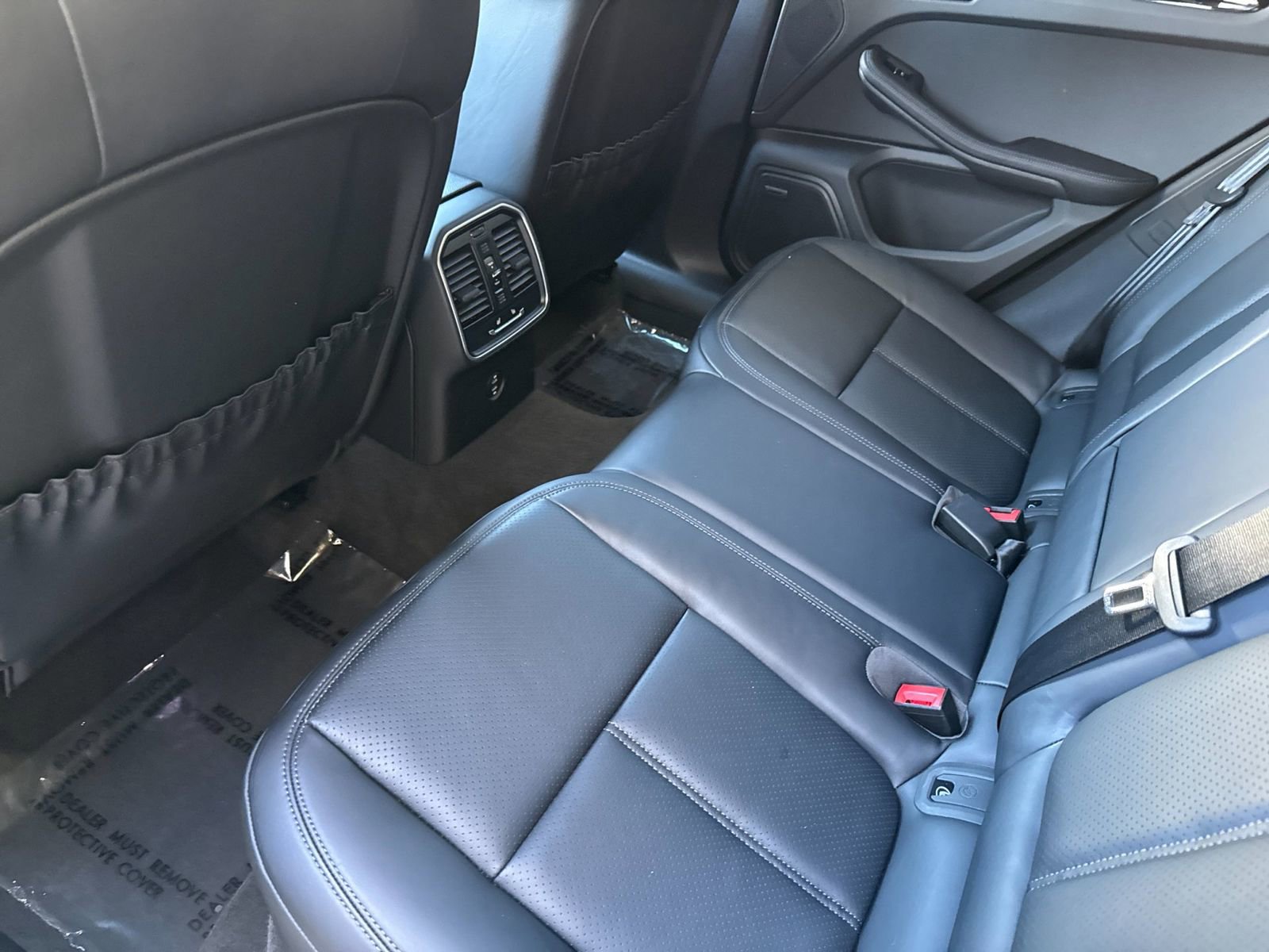 Certified 2025 Porsche Macan image 9