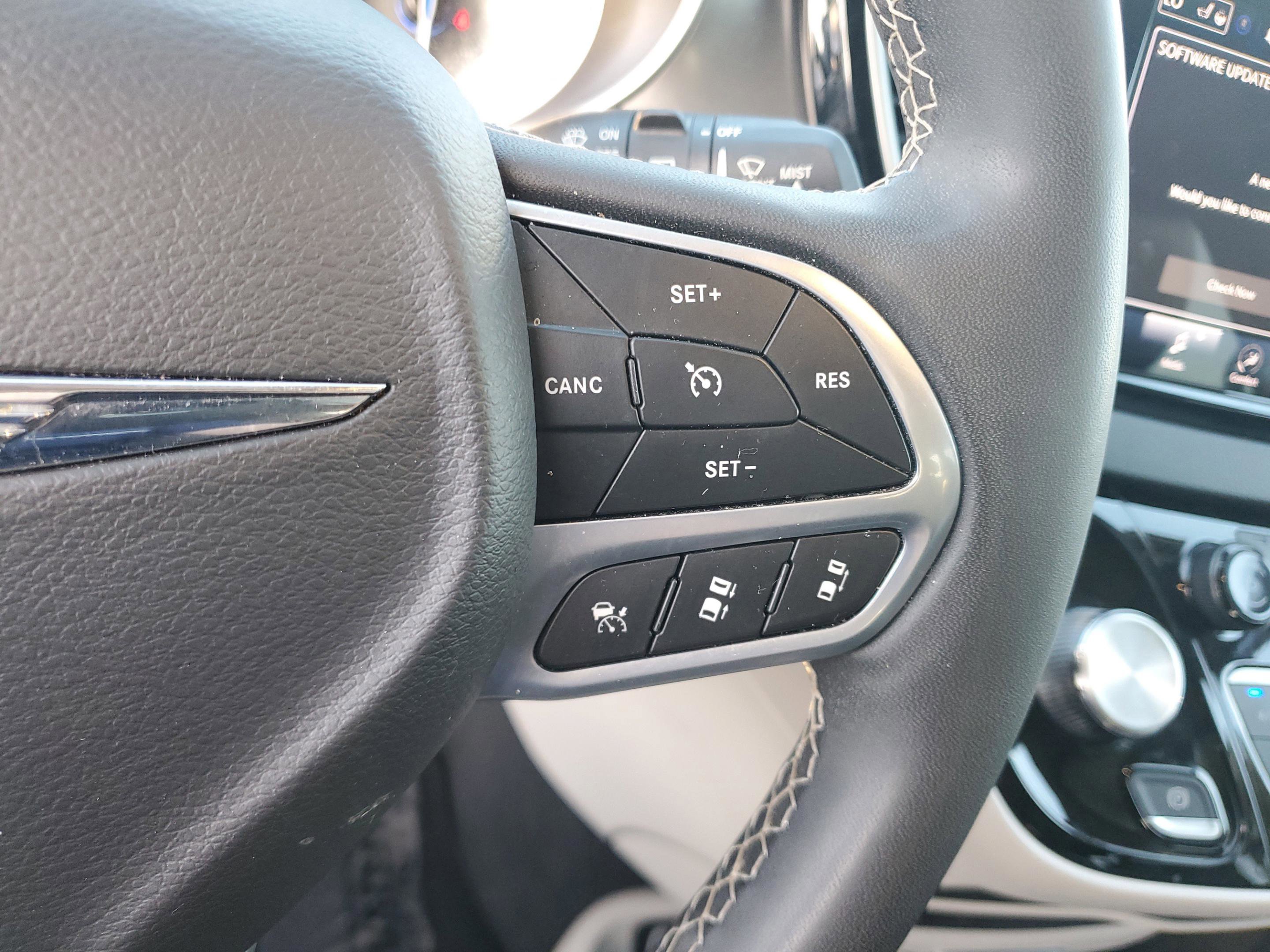 Used 2023 Chrysler Pacifica Touring-L image 29