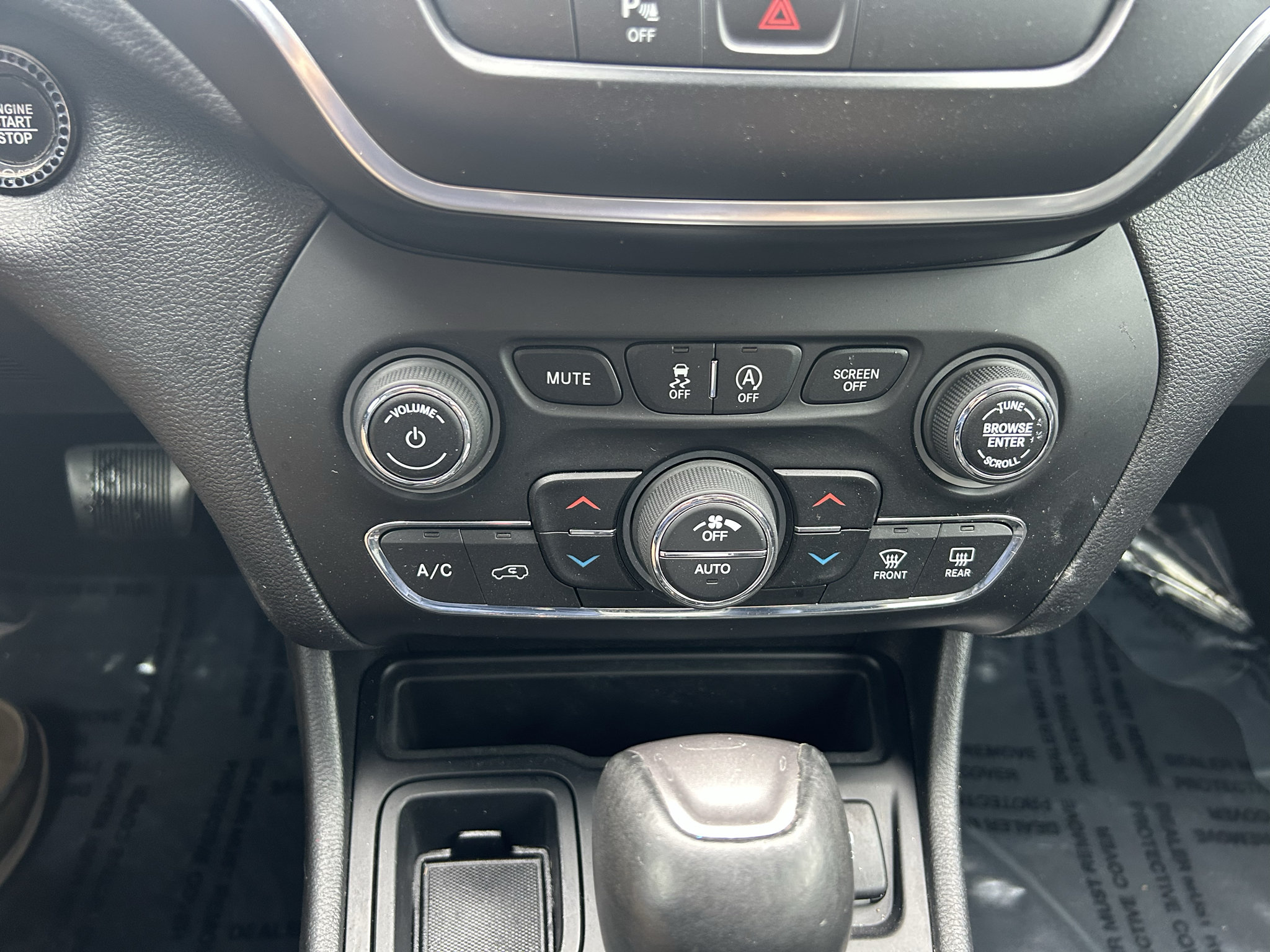 Used 2019 Jeep Cherokee Latitude Plus w/ Comfort/Convenience Group FWD image 11