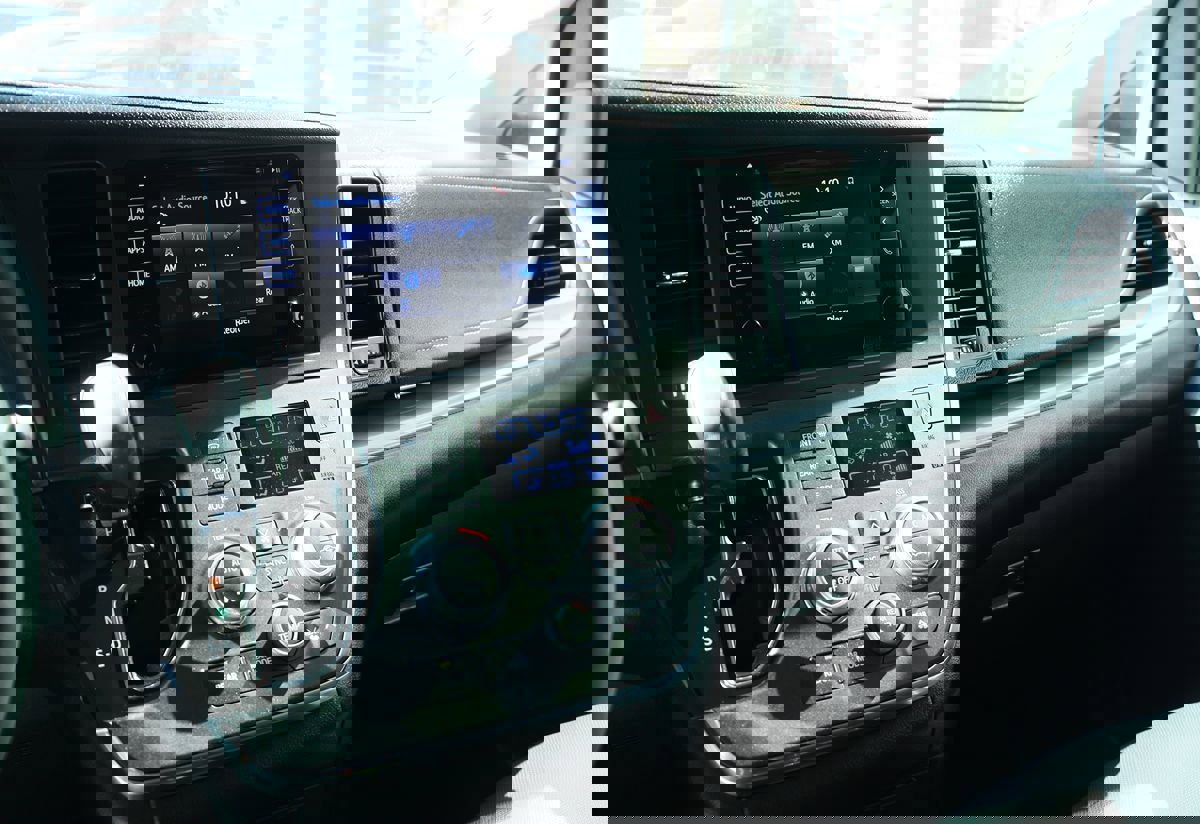 Used 2017 Toyota Sienna SE Premium image 48