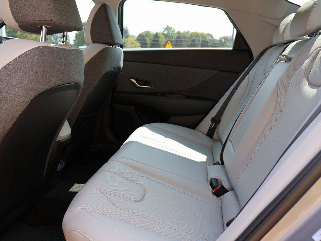 New 2025 Hyundai Elantra Limited image 18