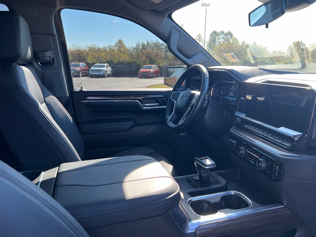 Used 2024 Chevrolet Silverado 1500 LT Trail Boss w/ Convenience Package II AWD/4WD image 9