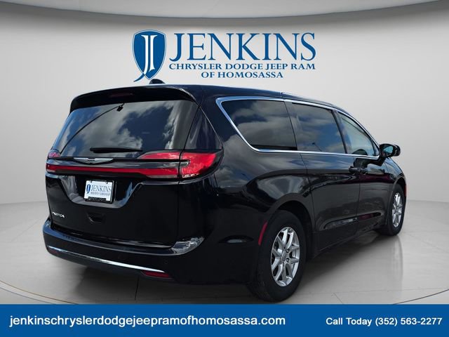 Used 2024 Chrysler Pacifica Touring-L FWD image 4