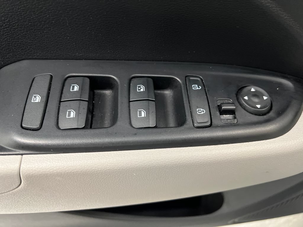 Used 2025 Hyundai Venue SEL FWD image 15
