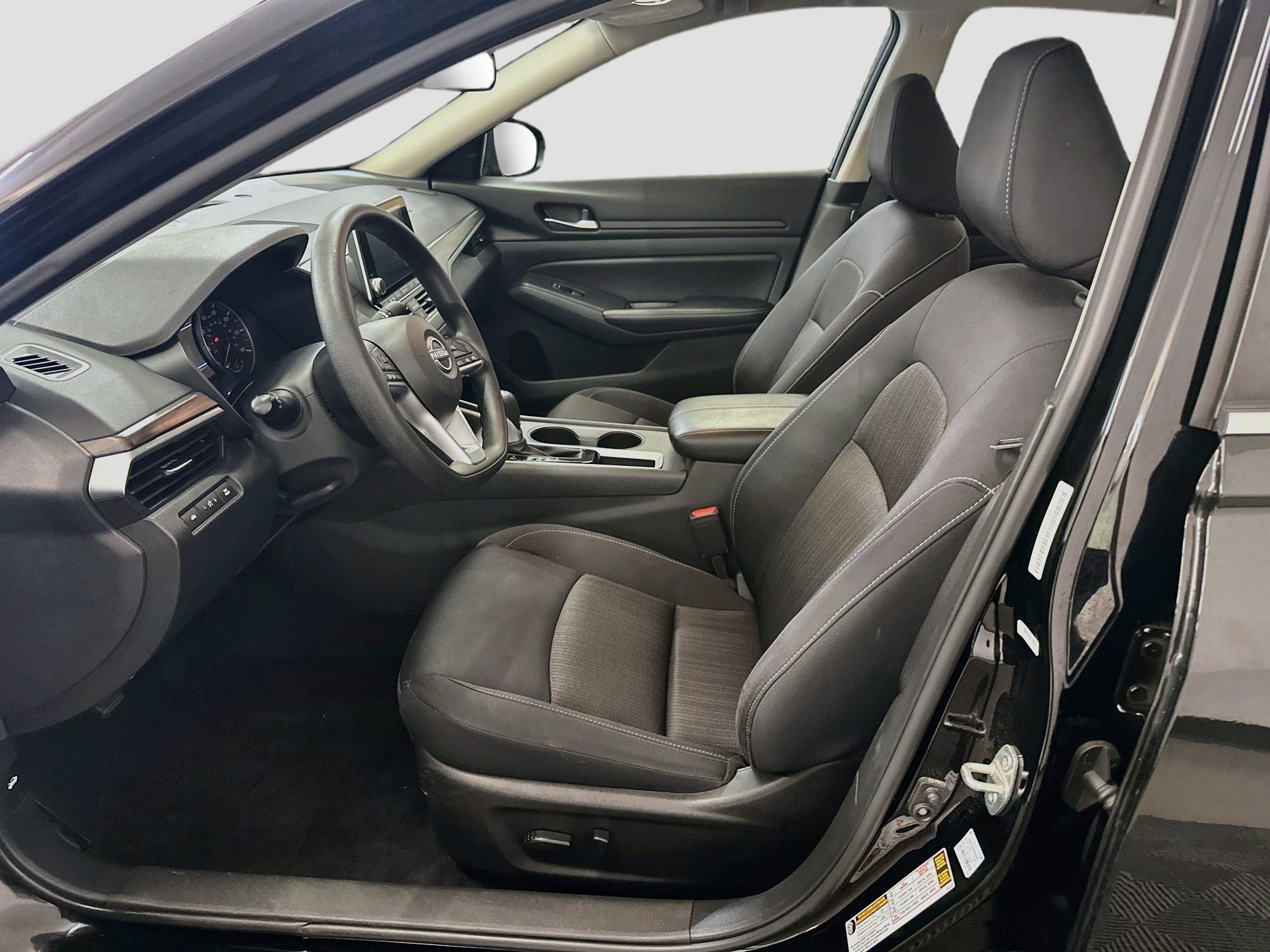Used 2025 Nissan Altima 2.5 SV FWD image 13