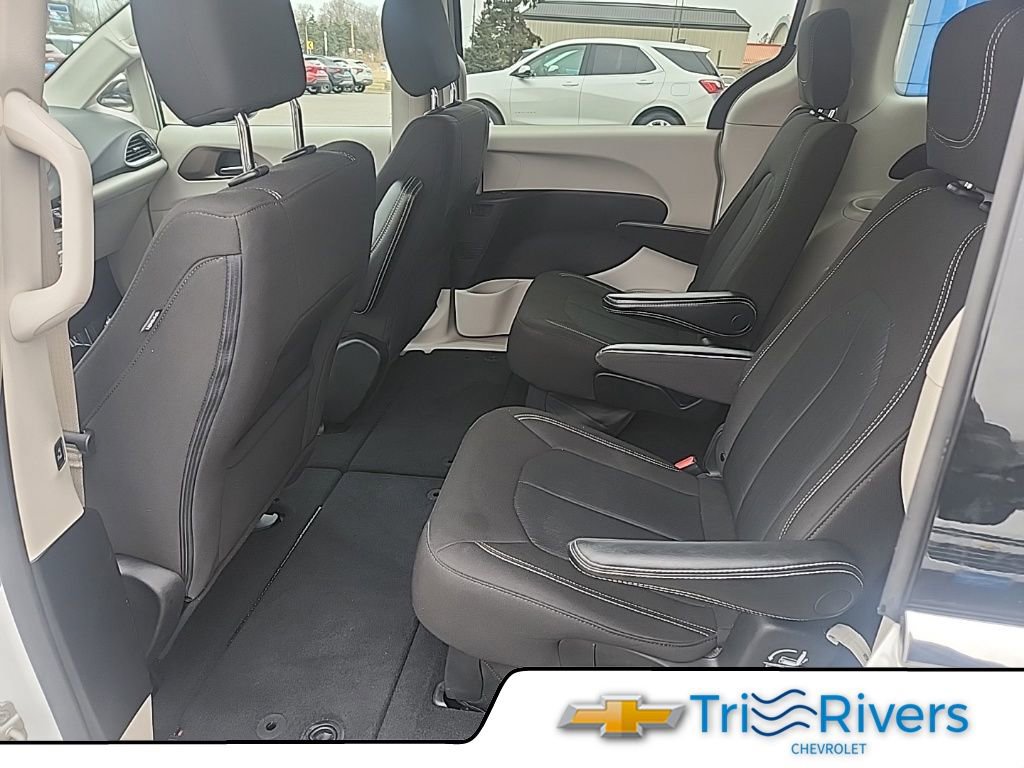 Used 2023 Chrysler Voyager LX image 9