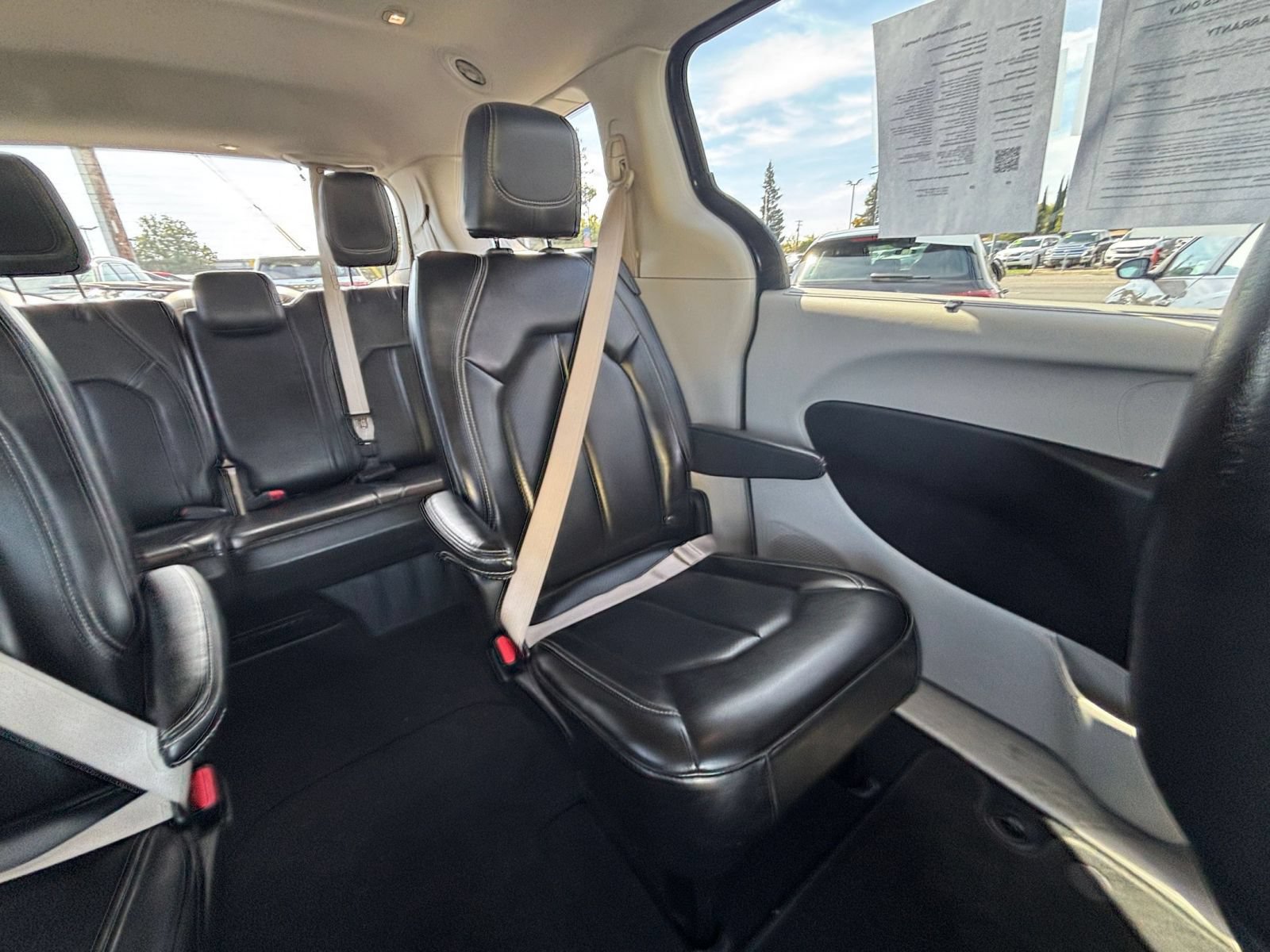Used 2023 Chrysler Pacifica Touring-L FWD image 39