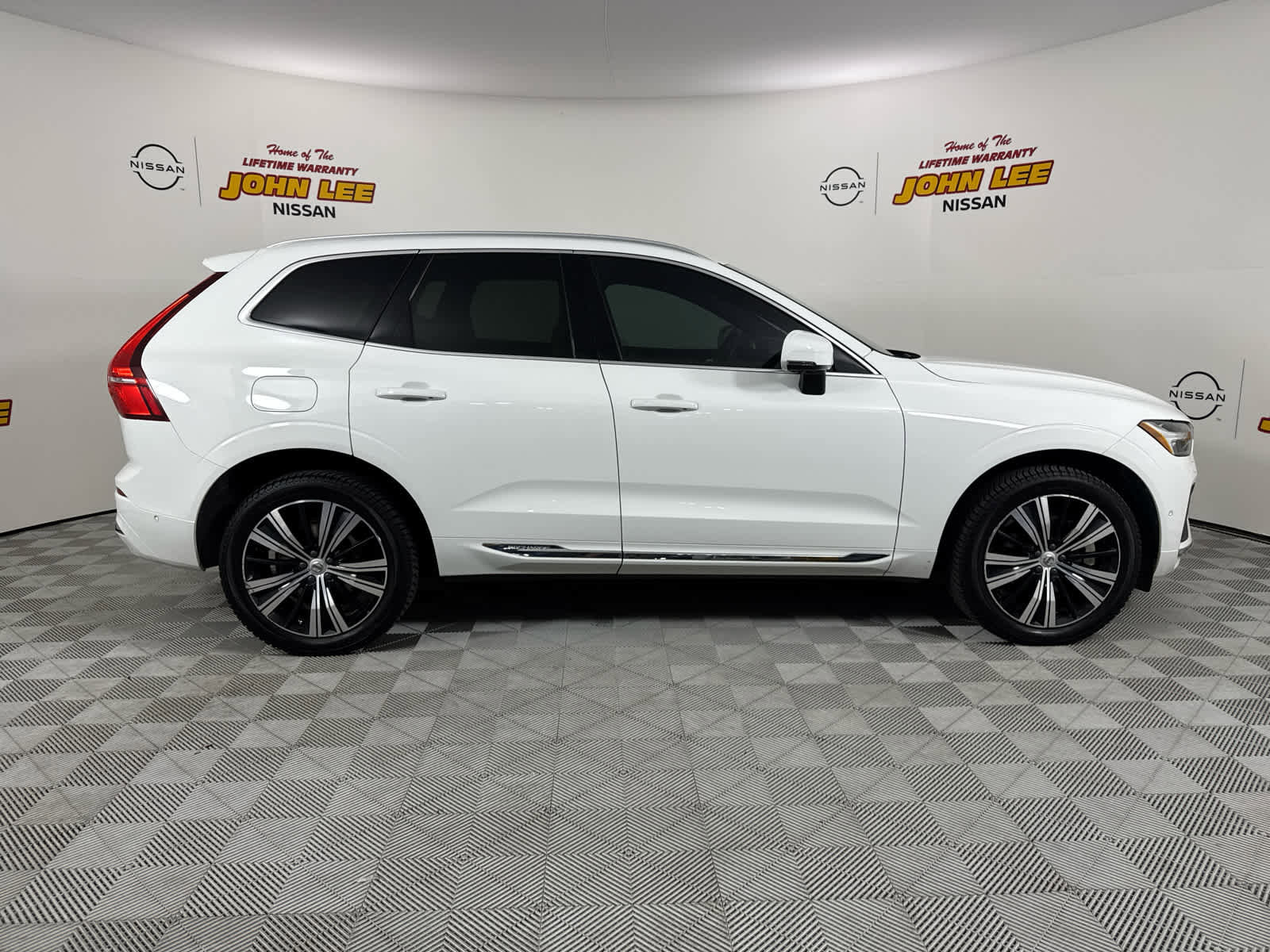 Used 2022 Volvo XC60 T8 Inscription w/ Advanced Package image 7