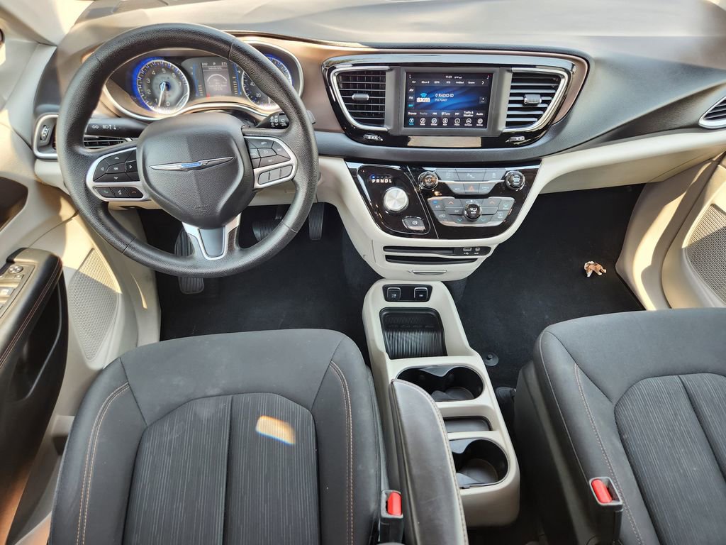 Used 2019 Chrysler Pacifica Touring image 3