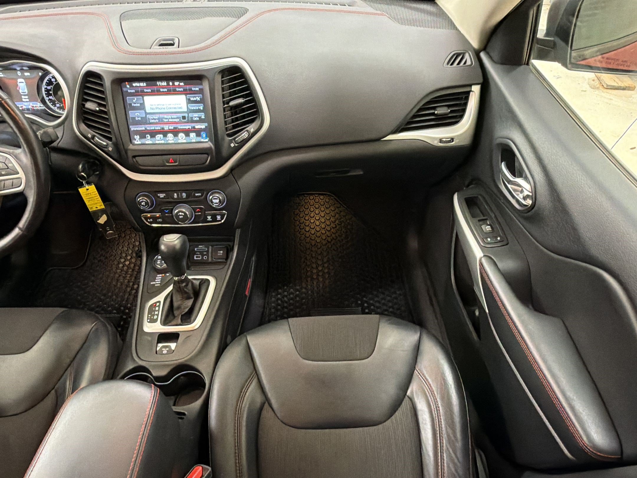 Used 2017 Jeep Cherokee Trailhawk w/ Cold Weather Group AWD/4WD image 30