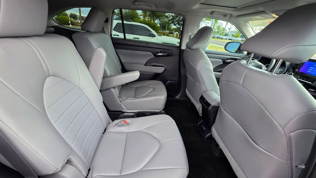 Certified 2024 Toyota Highlander XLE image 21
