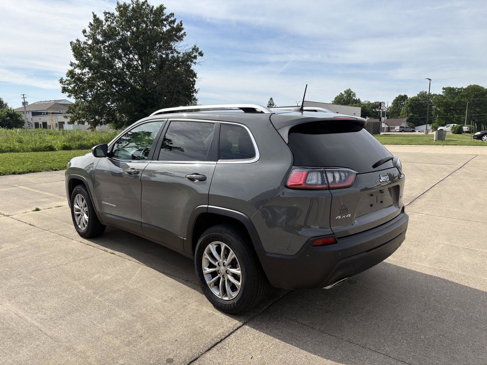 Used 2021 Jeep Cherokee Latitude Lux w/ Comfort/Convenience Group AWD/4WD image 23