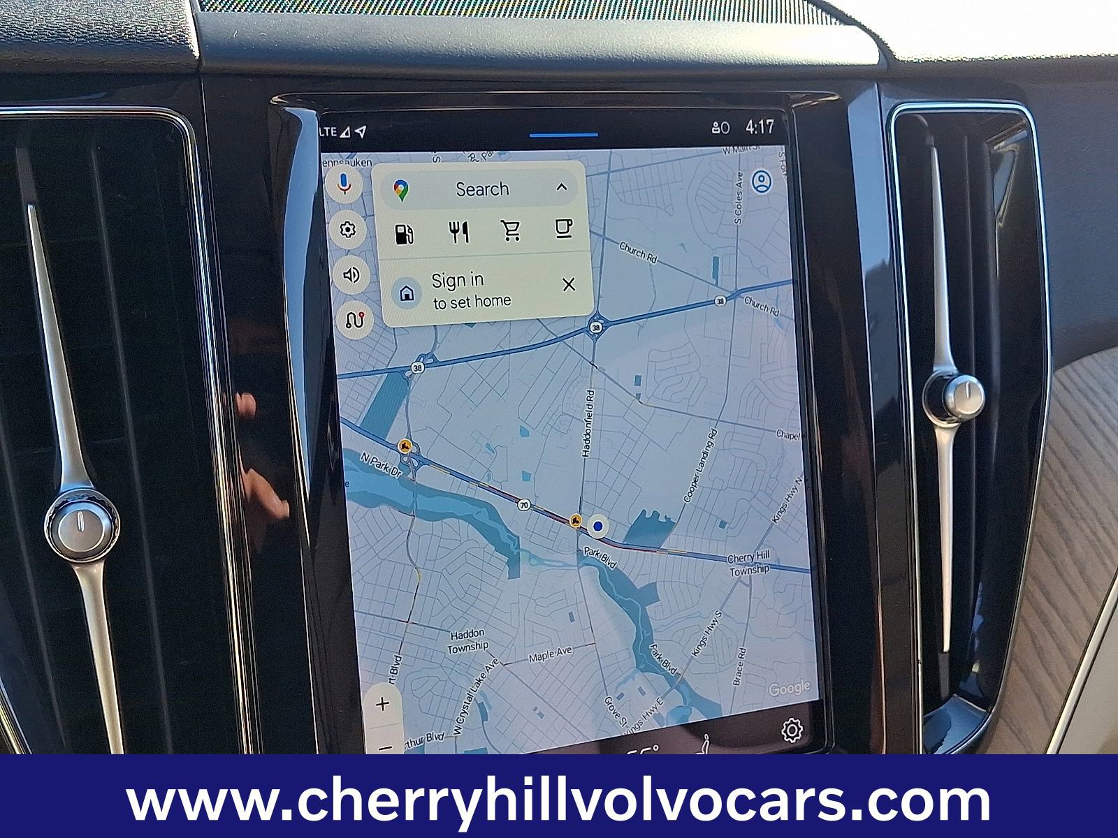 Certified 2023 Volvo XC60 B5 Plus w/ Climate Package image 25