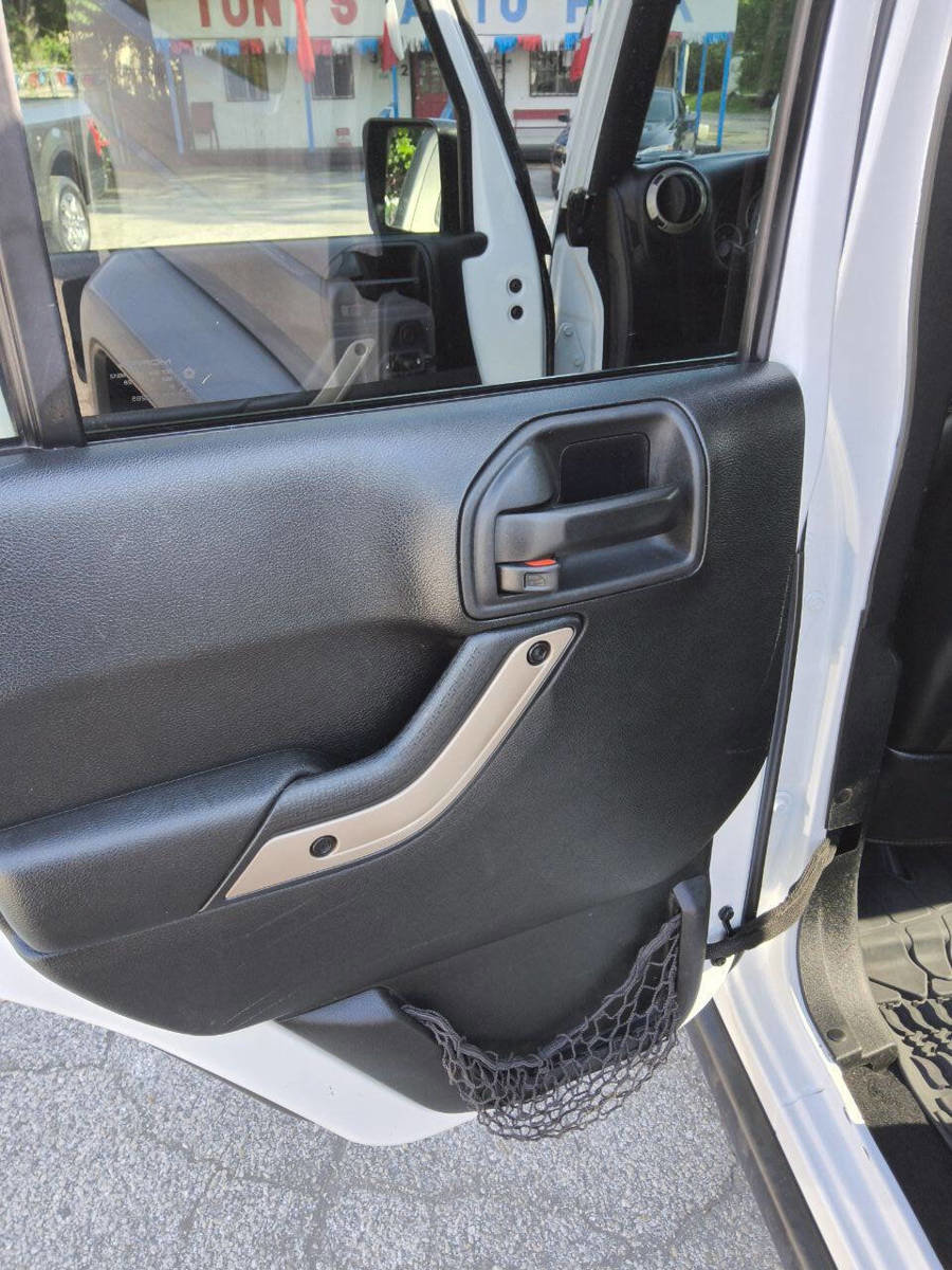 Used 2016 Jeep Wrangler Unlimited Sahara AWD/4WD image 17
