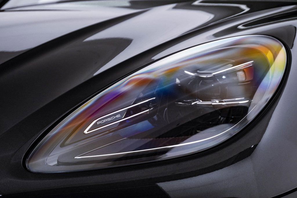 Certified 2025 Porsche Macan image 7